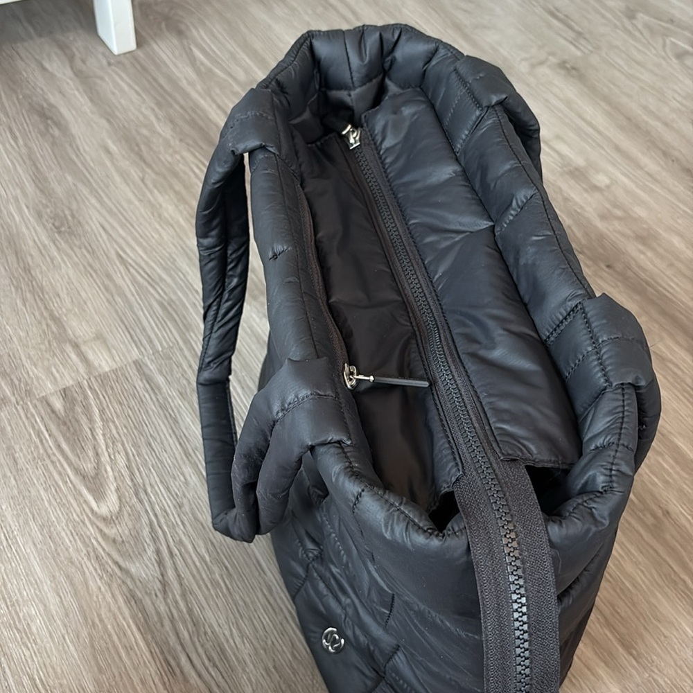 lululemon athletica Quilted Grid Black Tote 12L - Picture 3 of 4